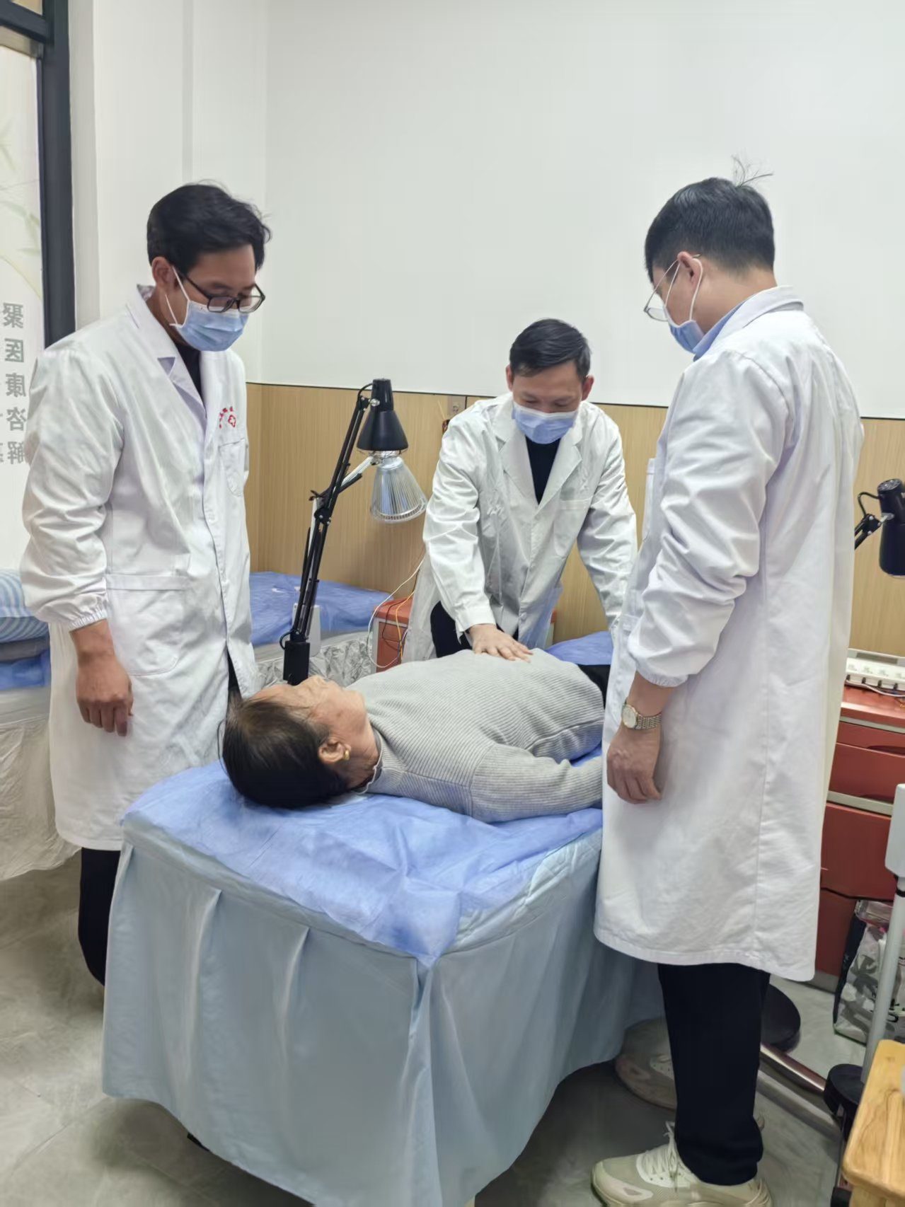 医师为患者进行手法调理
